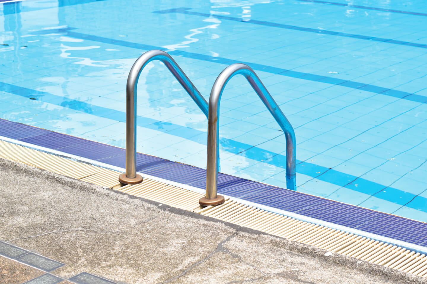 Closeup,Of,Stainless,Steel,Handrail,Or,Grab,Bars,Ladder,In