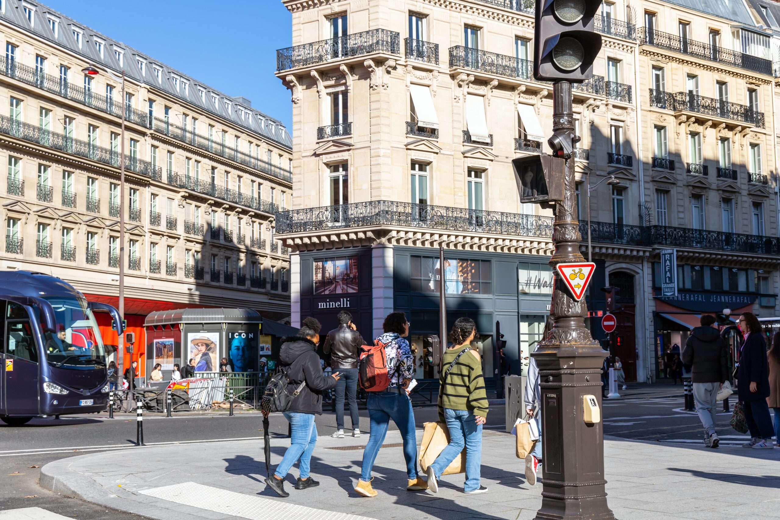 Paris,With,Beautiful,Buildings,,Cars,And,People,Passing,By,On