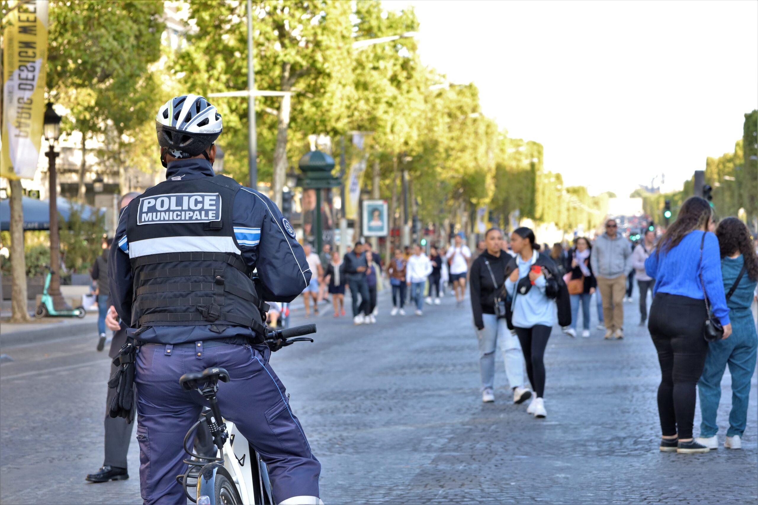 Paris,France,09,09,2022,,,Municipal,Policeman,On,Bicycle