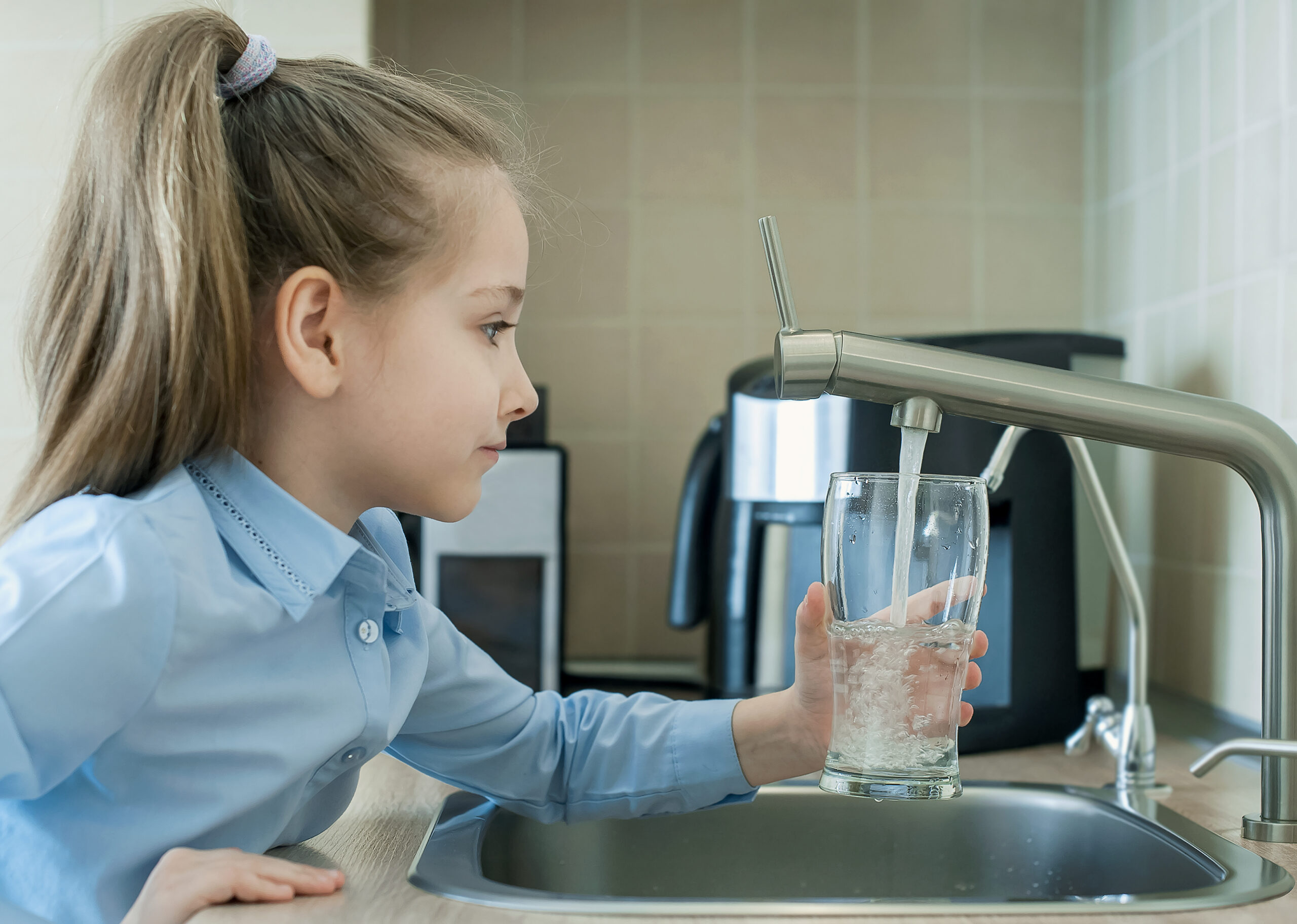 Child,Is,Holding,A,Transparent,Glass.,Filling,Cup,Beverage.,Pouring