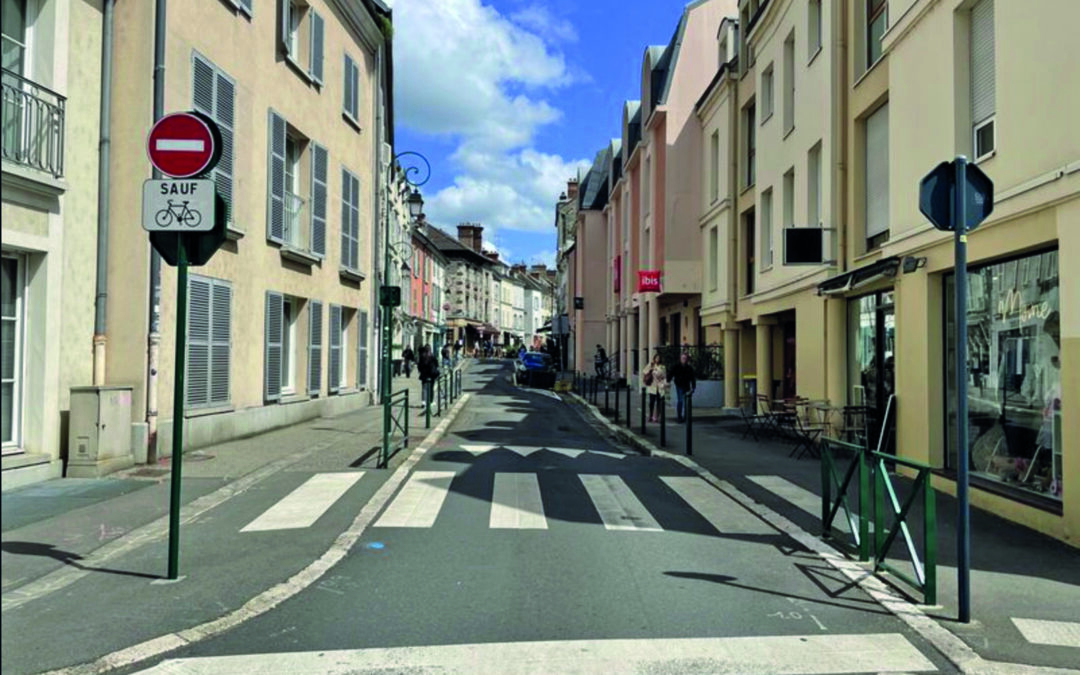 Fontainebleau : la rue Ferrare se pavane