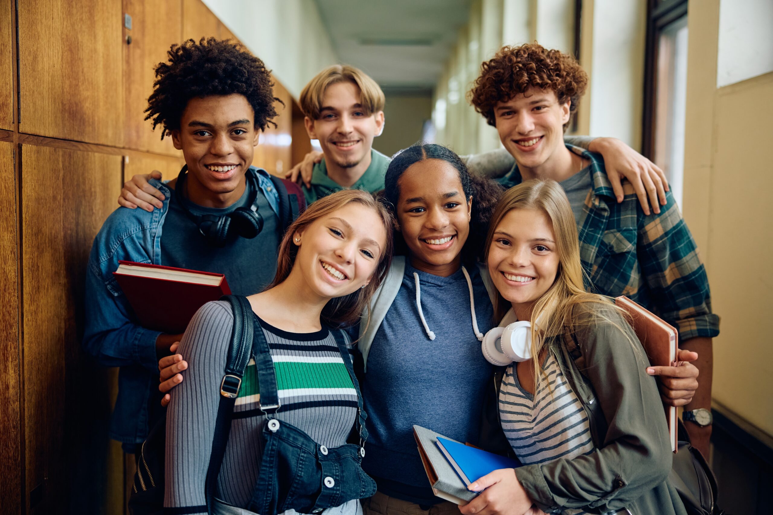Un groupe de camarades de classe heureux dans un couloir