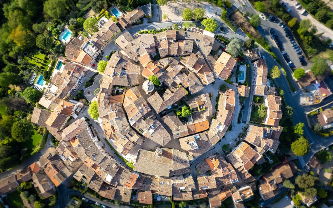 Mougins Monumental transforme le village en voyage mythologique avec Beth Carter