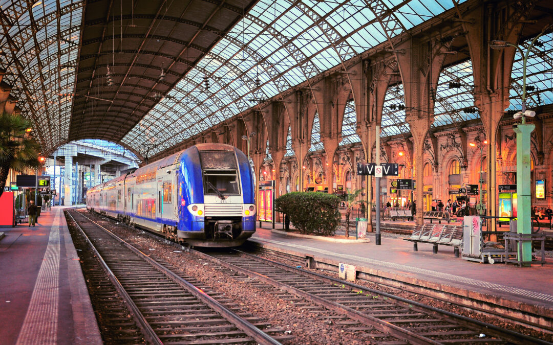 Saint-Raphaël : un conducteur de poids lourd meurt dans une collision avec un train régional
