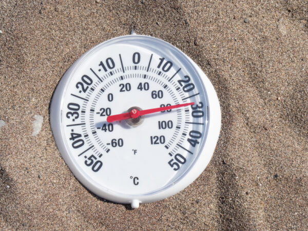 Thermometre au soleil illustrant la vigilance orange canicule
