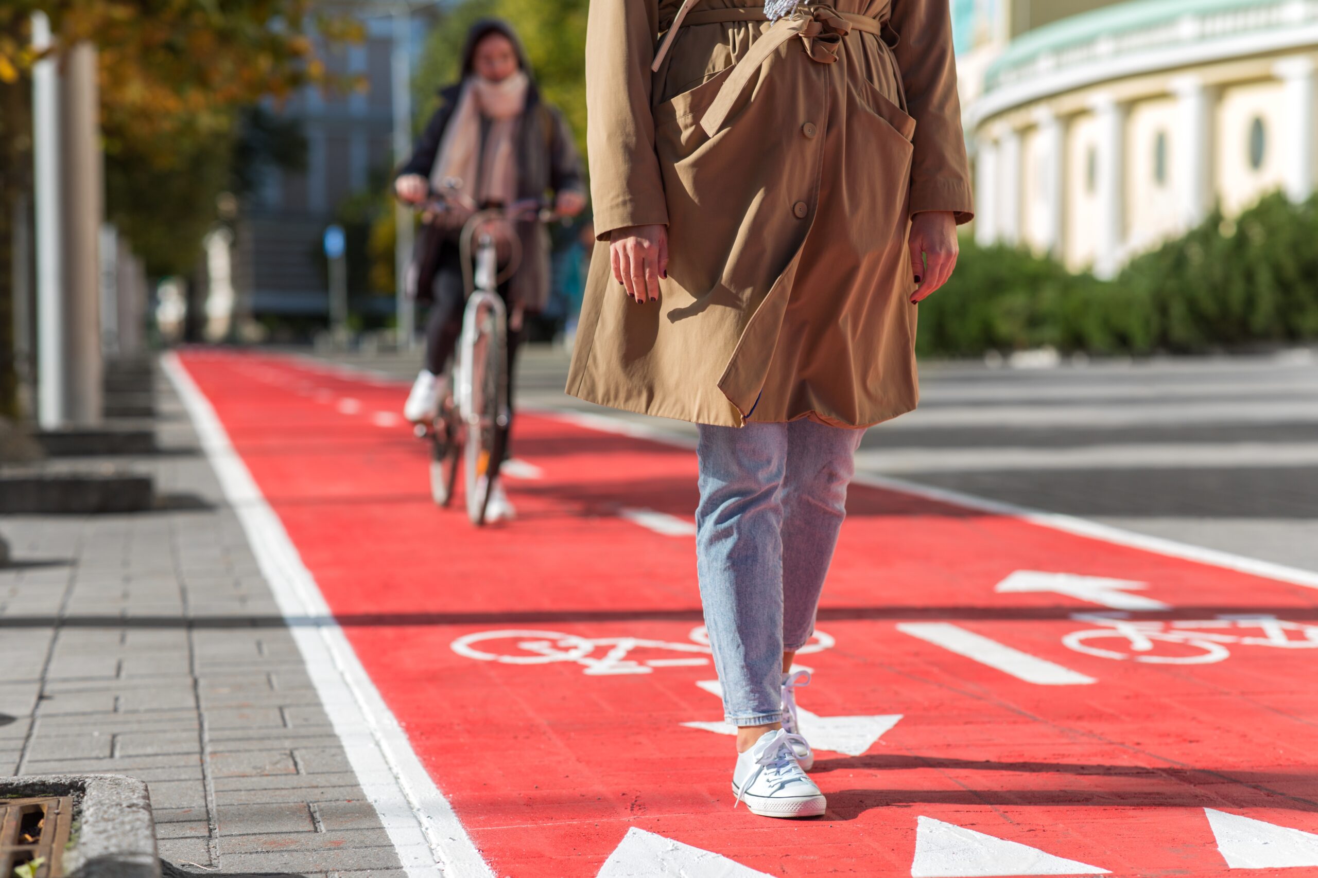 City,And,Traffic,Concept,-,Close,Up,Of,Woman,Walking Voie verte separee pour cyclistes et pietons en ville
