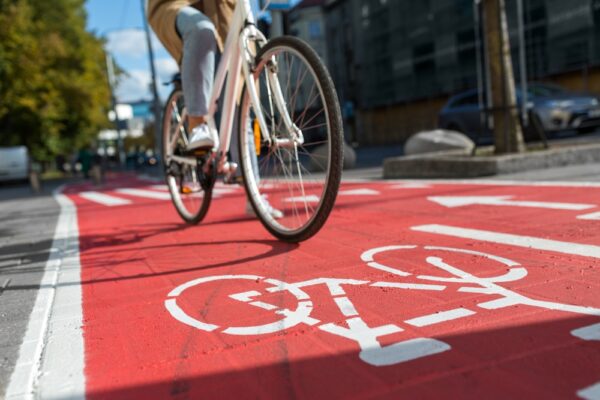 cycliste roulant sur une avenue urbaine equipee dune piste cyclable