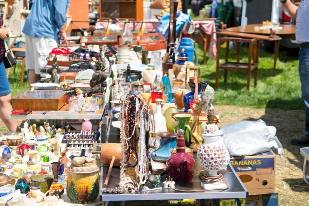 Stand de brocante et objets anciens, ambiance du cours Mirabeau