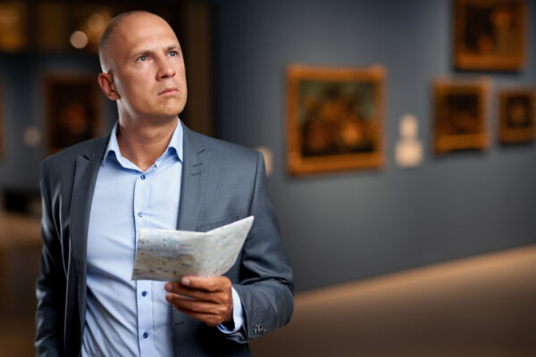 Visiteur découvrant une exposition de portraits à la Villa Tamaris