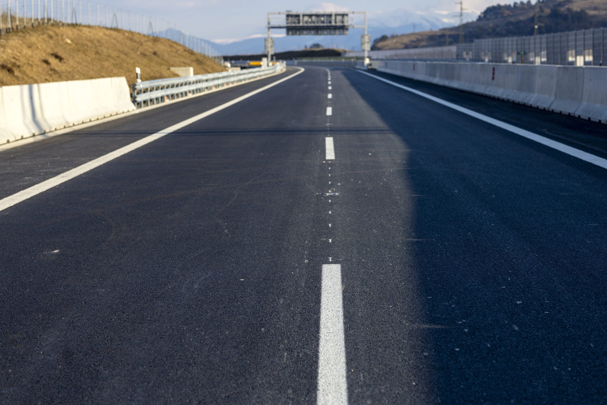 Straight,Roads,And,Highways,With,White,Lines,Along,The,Road Route neuve illustrant la liaison Fos-Salon en concertation