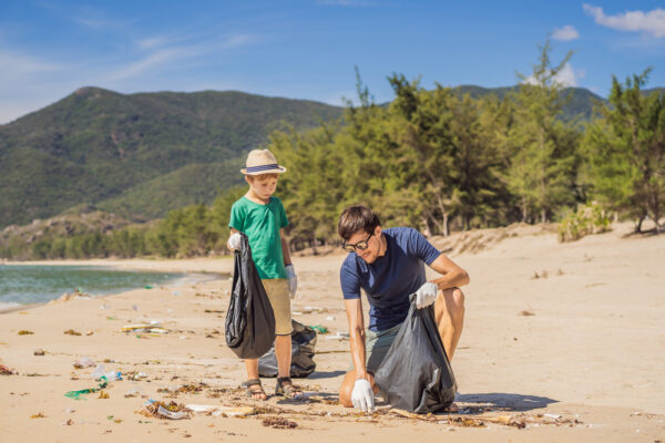 Ramassage de déchets sur une plage, campagne Sud Sainte-Baume