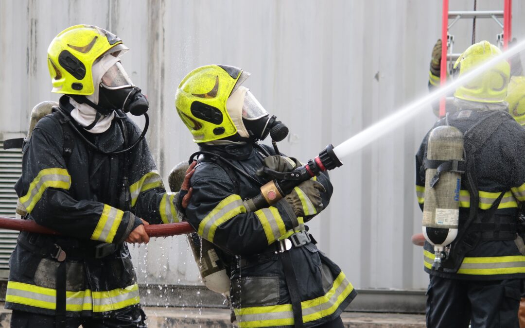 Saint-Laurent-du-Var : un entrepôt en feu, l&rsquo;incendie se propage aux broussailles voisines