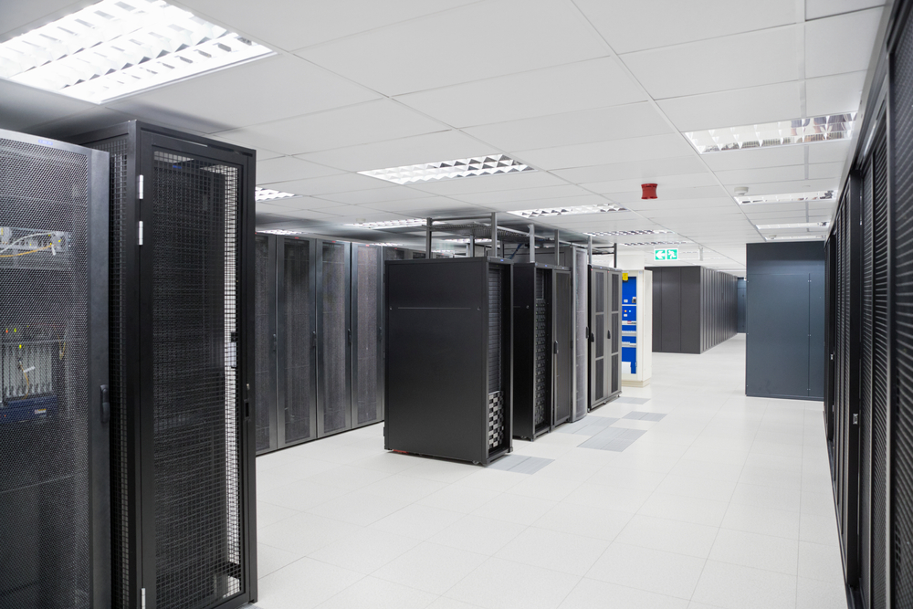 Server,Racks,In,The,Empty,Secure,Data,Centre Baies de serveurs alignées dans une salle de centres de données
