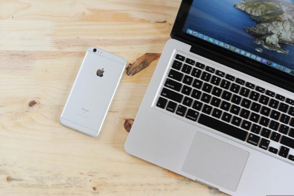 Ordinateur portable et téléphone pour consulter la plateforme en ligne