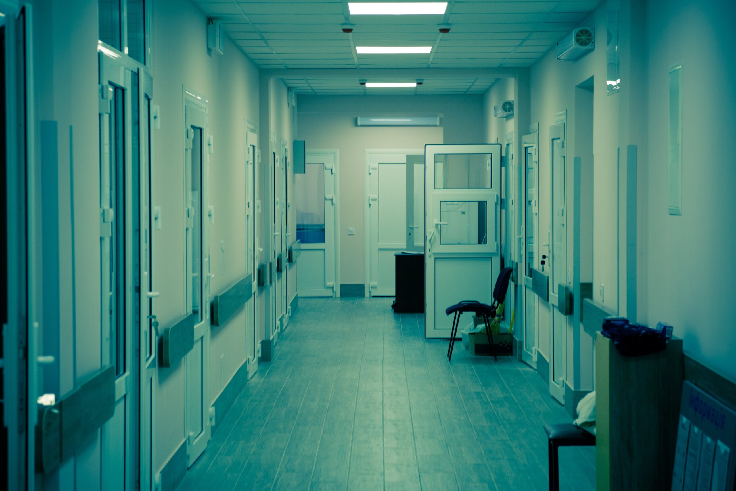 couloir-etablissement-sante-aide-a-mourir Couloir d'un établissement de santé illustrant la loi sur l'aide à mourir