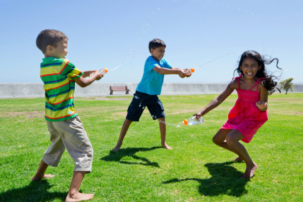 Enfants jouant avec de l eau lors d un été animé au quartier de Barriol