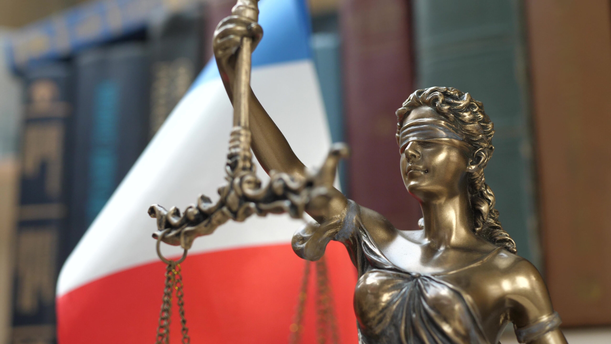 Statue de la justice devant un drapeau français, archives audiovisuelles