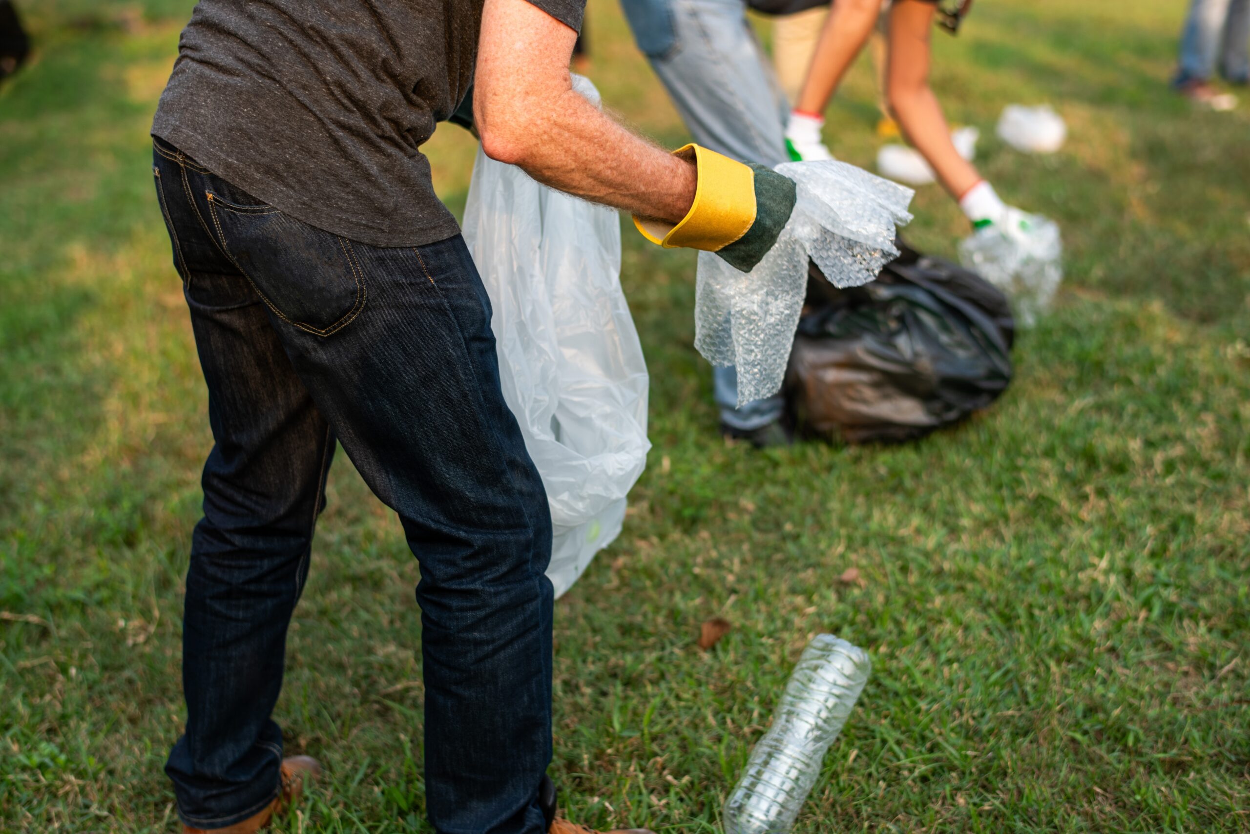 Ramassage de déchets plastiques sur les berges d'un cours d'eau