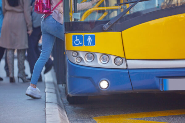 Une passagère monte dans un bus urbain de la métropole