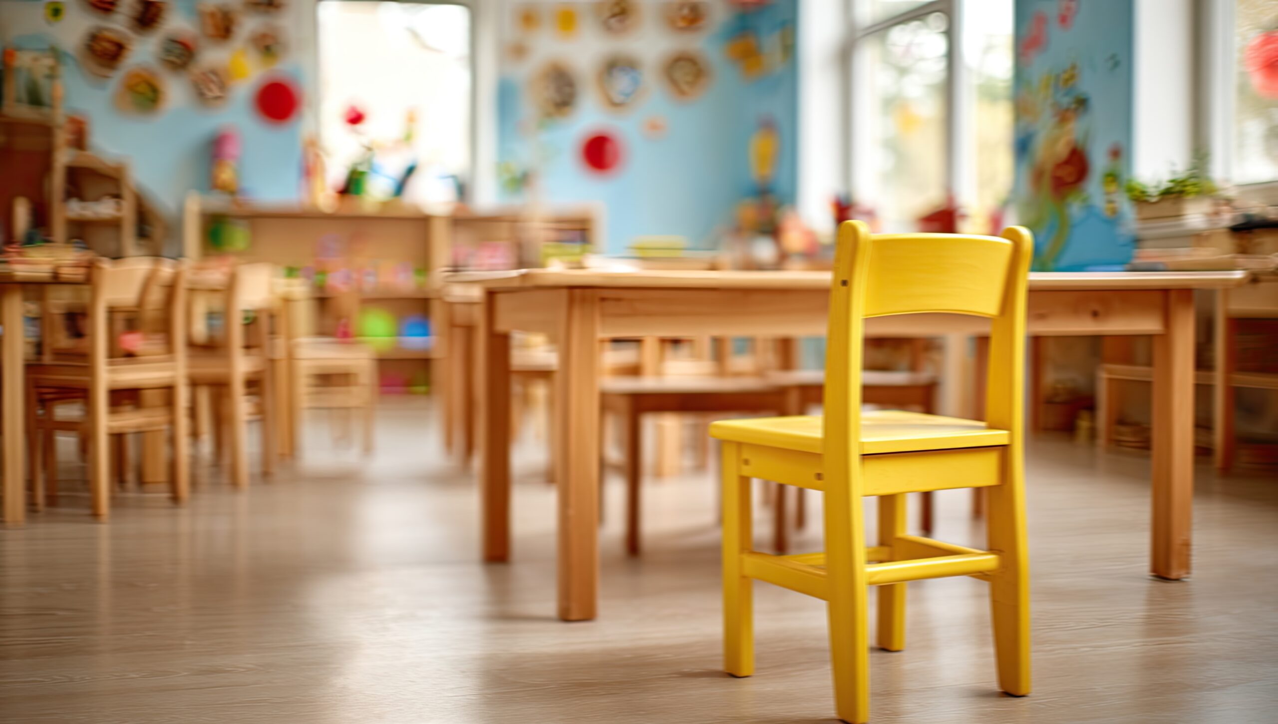 Salle de classe maternelle prête pour la rentrée scolaire