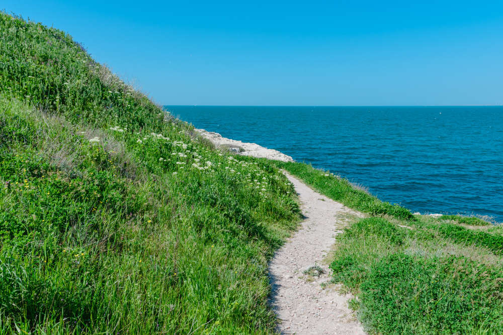 Summer,Landscape-,Path,On,The,Hill,At,The,National,Archaeological Sentier de balade en bord de mer entre collines et verdure
