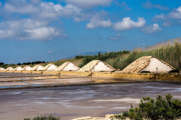 Tas de sel blancs dans les bassins du Salin des Pesquiers