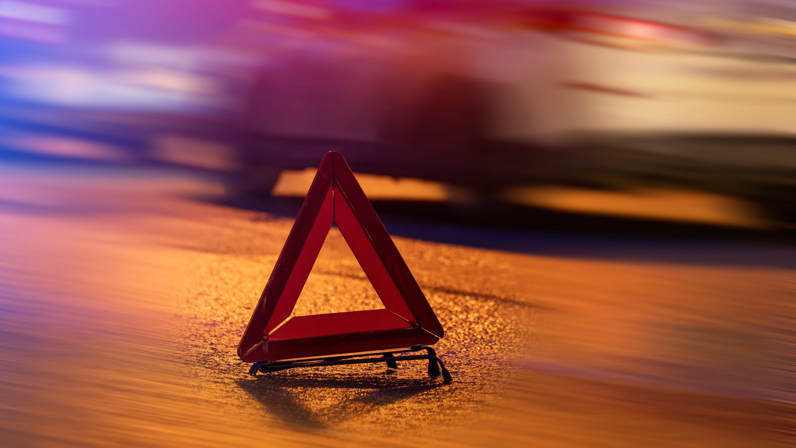 Triangle de signalisation sur une route illustrant la mortalité routière
