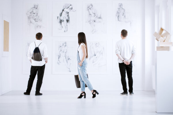 visiteurs devant des œuvres exposées dans une galerie de la Métropole