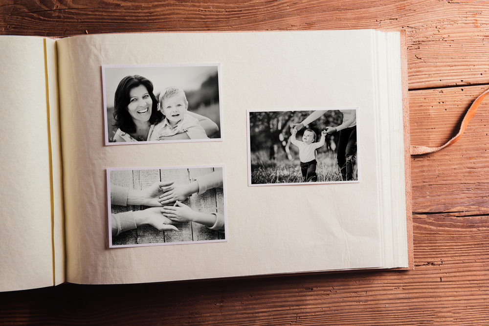 Mothers,Day,Composition.,Photo,Album,,Black-and-white,Pictures. Album de photos souvenirs évoquant la maladie d'Alzheimer