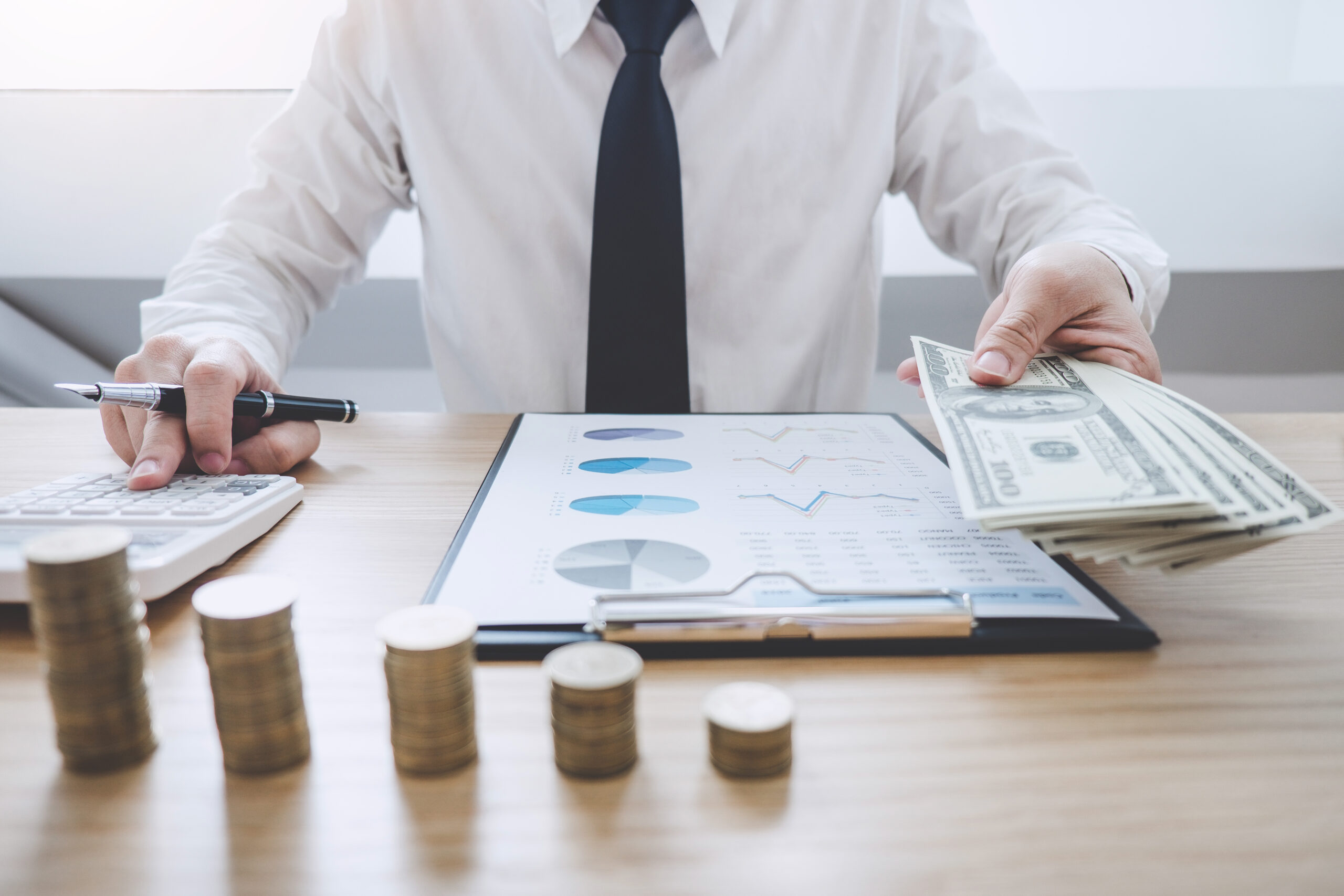Business,Financing,Accounting,Banking,Concept,,Businessman,Doing,Finances,And,Calculate Billets et graphiques financiers évoquant les déclarations de soupçon analysées