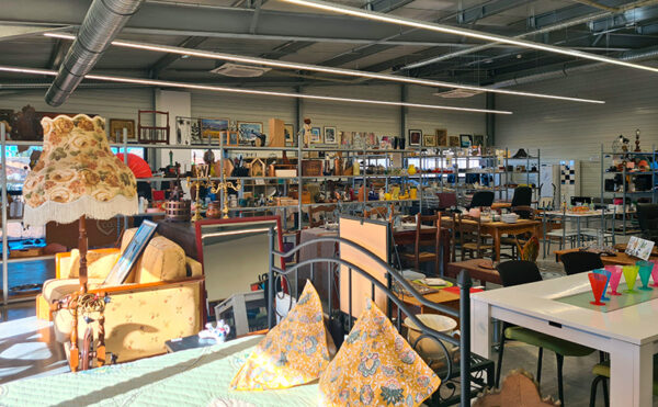 Intérieur d'une ressourcerie du Cœur du Var avec meubles d'occasion