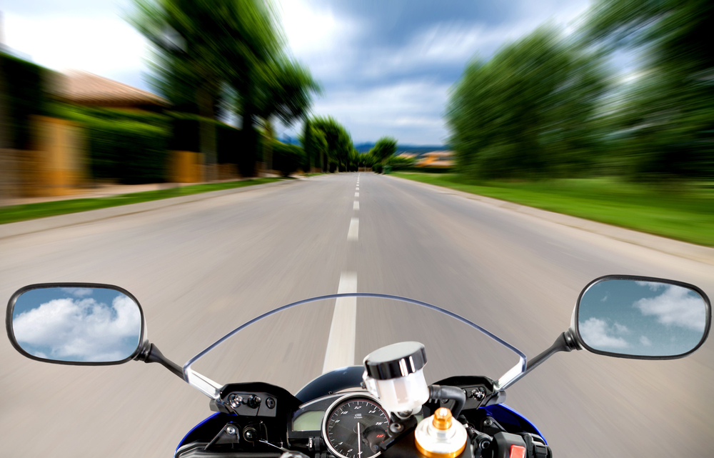 Motorcycle,Going,At,High,Speed,On,A,Straight,Road Moto sportive lancée à pleine vitesse pendant le Bol d'Or