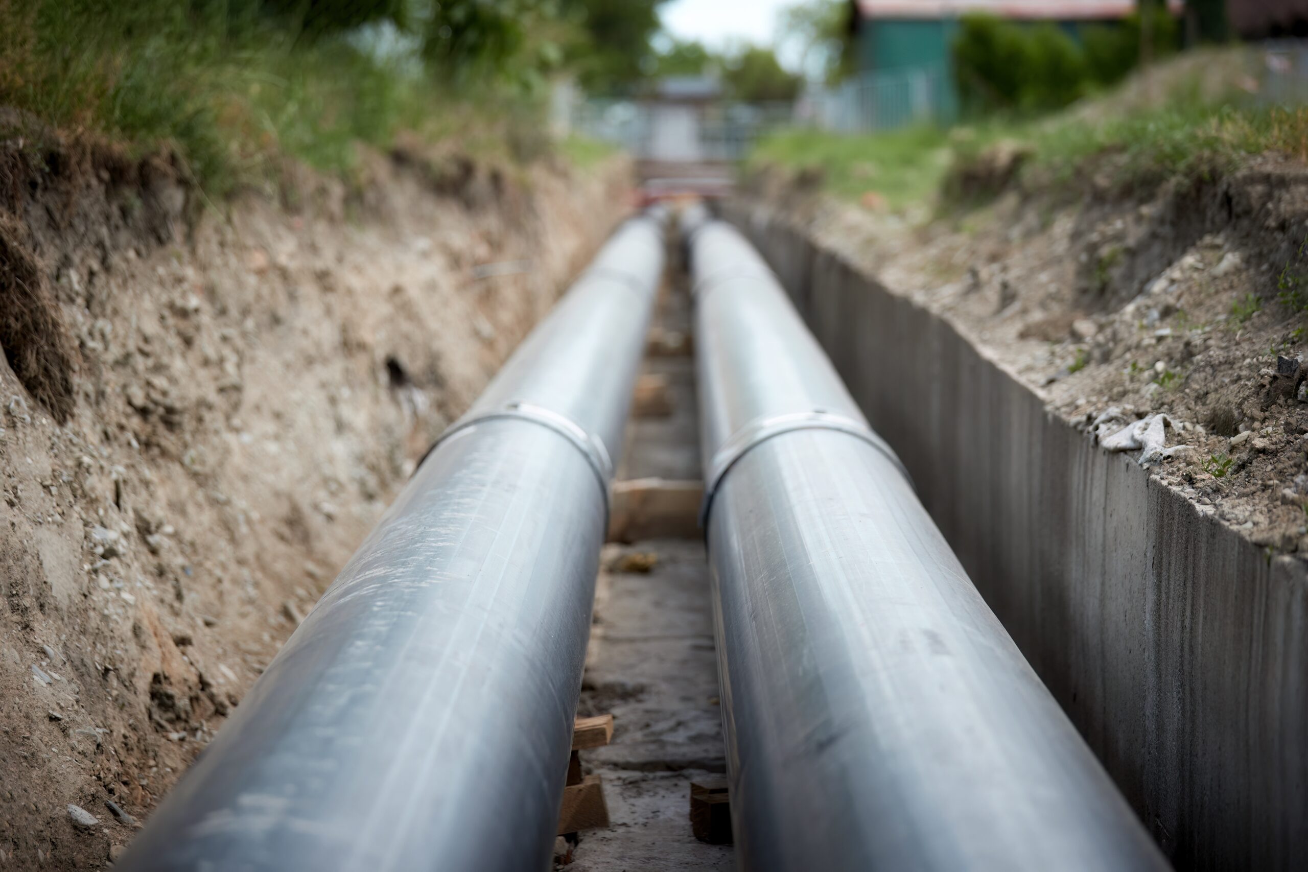 Canalisations de réseaux de chaleur isolées sur un chantier
