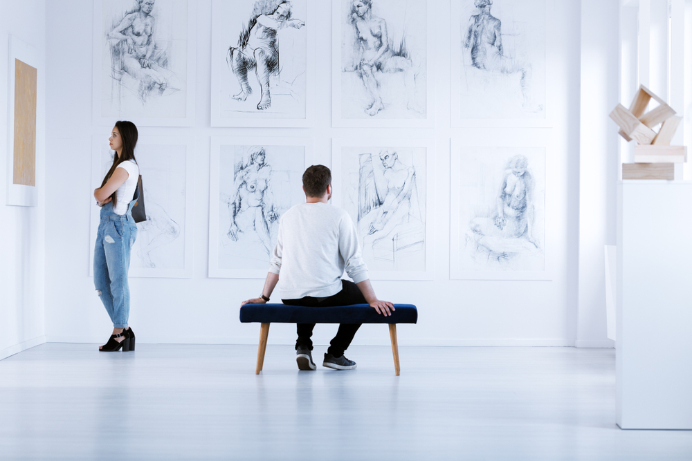 Students,Looking,At,Paintings,At,Fine,Arts,Academy,Exhibition Visiteurs découvrant une exposition proposée par la Métropole