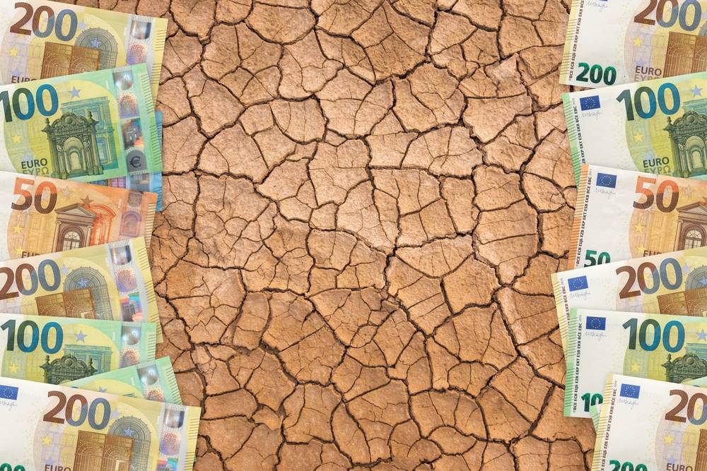 euros sur une terre craquelée par la sécheresse et la chaleur