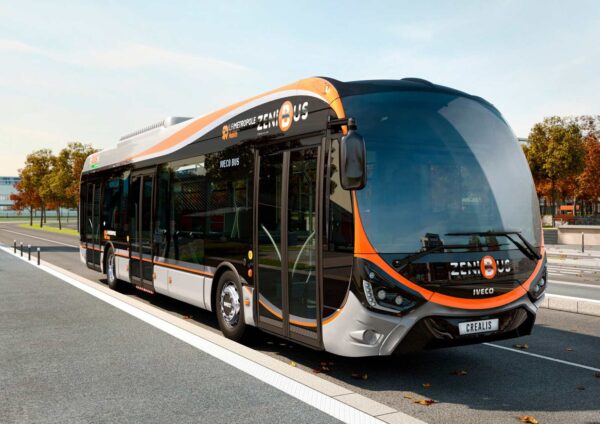 Bus moderne circulant sur le premier tronçon d une ligne urbaine