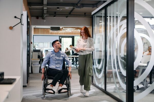 Collègues au bureau avec un salarié en situation de handicap