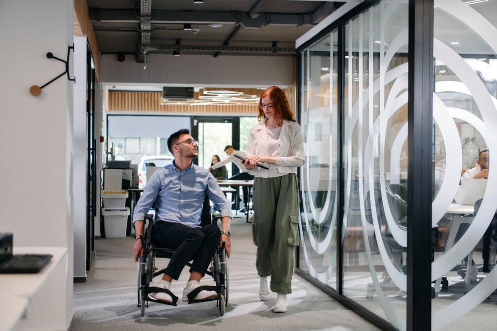 Collègues au bureau avec un salarié en situation de handicap