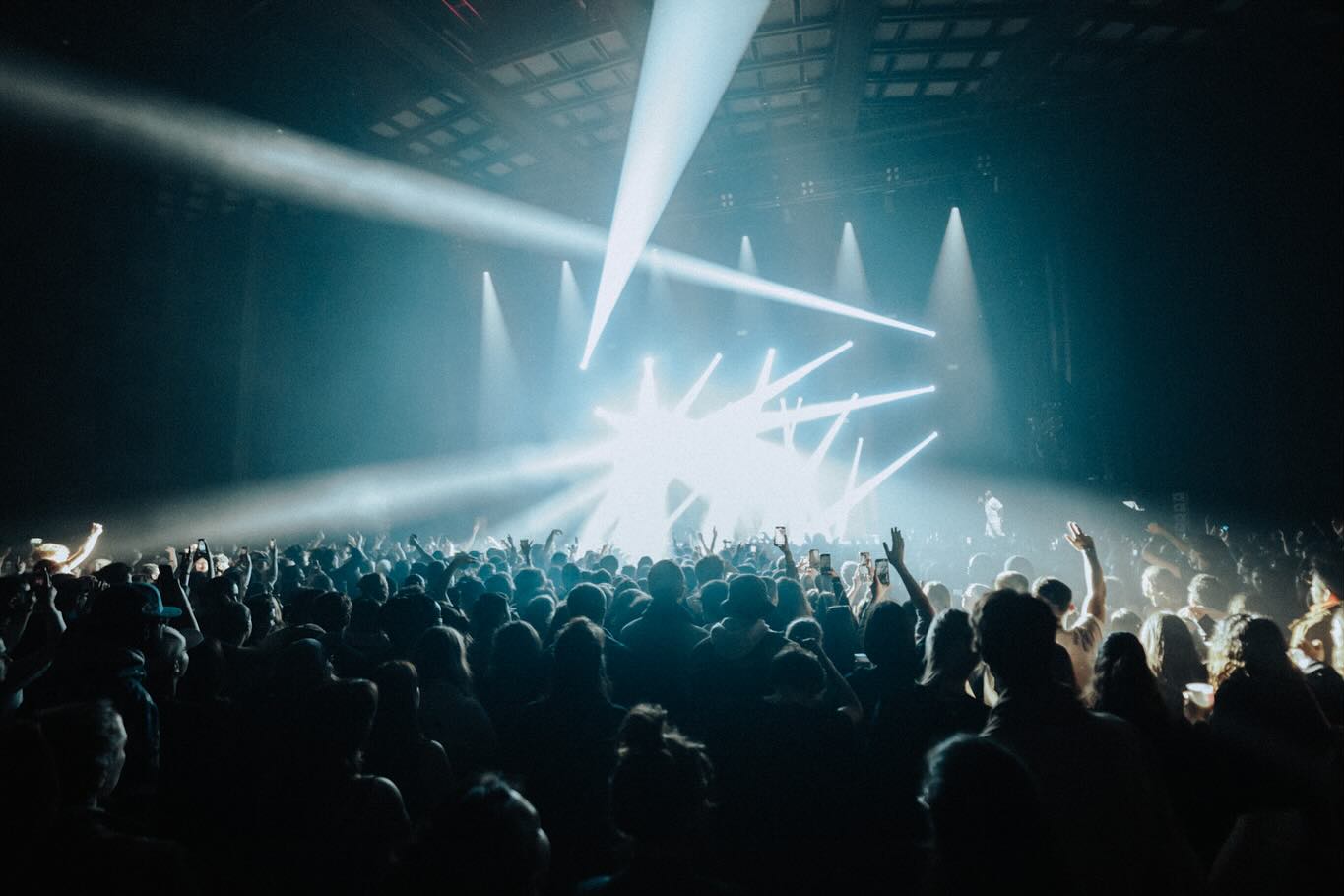 Foule et jeux de lumières évoquant le concert Ibrahim Maalouf