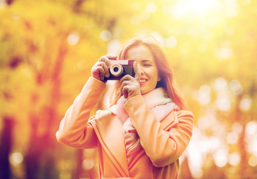 femme photographiant les couleurs d'automne en Sud Sainte-Baume