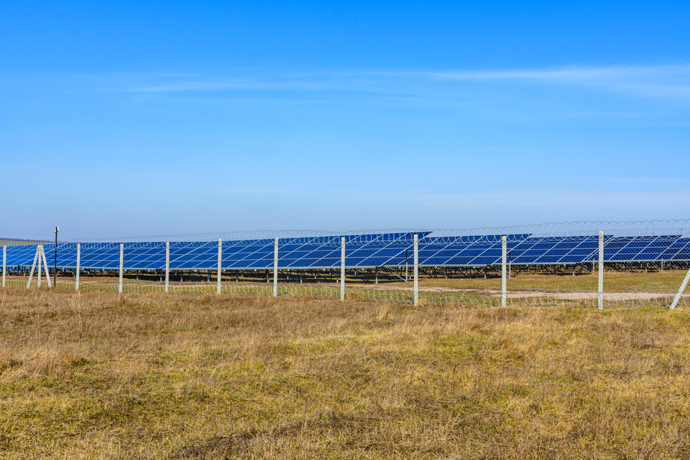 Rangées de panneaux solaires illustrant le Plan Climat de Cœur du Var