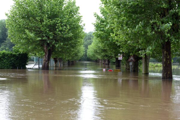 Route inondée après une catastrophe naturelle