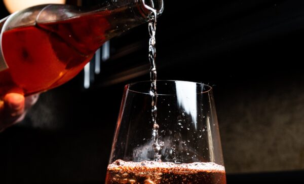 Vin rosé servi en verre pour le salon de la halle polyvalente