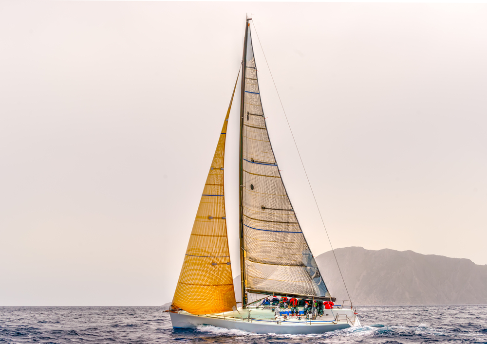 Voilier de course en pleine mer sur la Route du Rhum